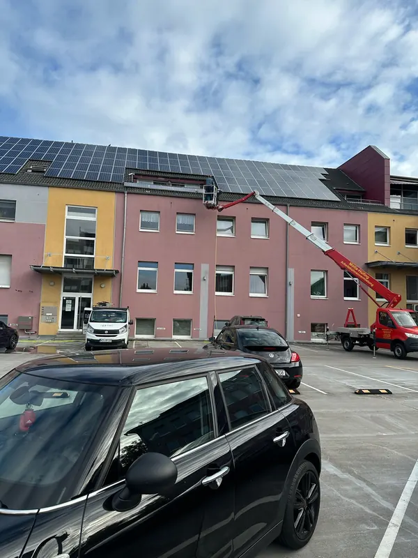 Einsatz mit Hebebühne an einem Mehrfamilienhaus