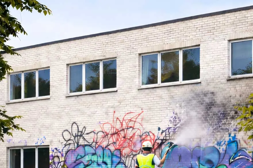 Bürogebäude mit Graffiti vor der Graffitientfernung