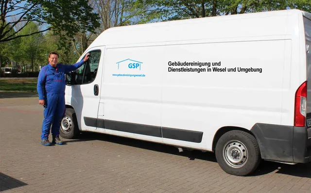 Inhaber Bernd Pahl vor dem Firmenfahrzeug der GSP Gebäudeservice in Wesel
